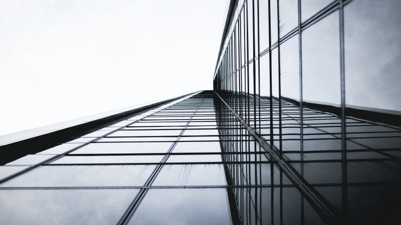 Foto der Glasfassade eines Wolkenkratzers.